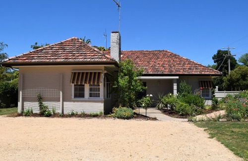 Benalla West Hotel | Benson House & Benson Lodge