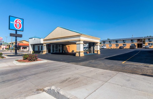Dodge City Hotel | OYO Townhouse Dodge City KS