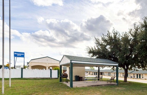 Three Rivers Hotel | OYO Hotel Three Rivers TX US-281