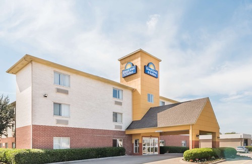 Northwest Dallas Hotel | Days Inn & Suites by Wyndham Dallas