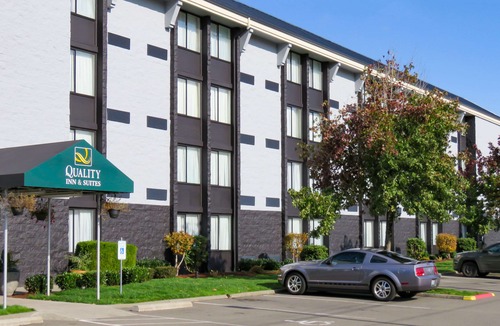 Silver Lake Hotel | Quality Inn & Suites Everett
