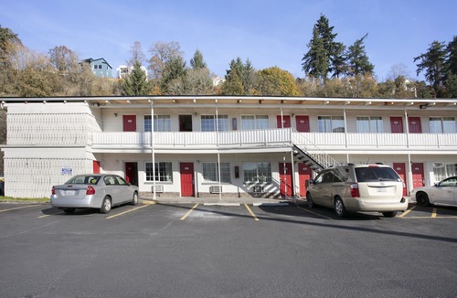 Carrolls Hotel | OYO Hotel Kalama