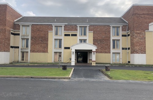 South Tulsa Hotel | OYO Townhouse Tulsa Woodland Hills