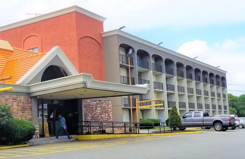 Clifton Hotel | Howard Johnson by Wyndham Clifton NJ