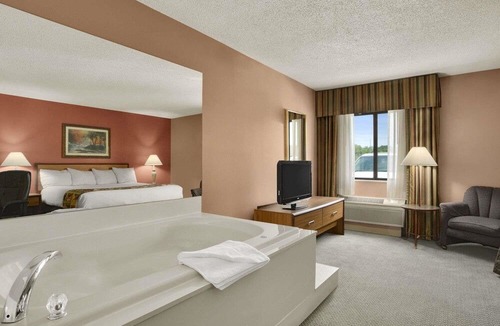 Sullivan Hotel | Baymont by Wyndham Sullivan