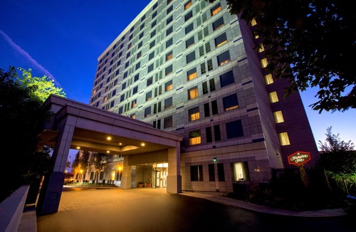 Queens Hotel | Hampton Inn NY-JFK