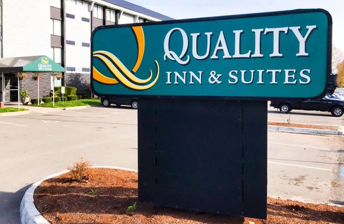 Silver Lake Hotel | Quality Inn & Suites Everett