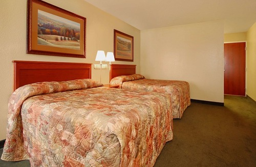 Kearney Hotel | Econo Lodge Inn & Suites Kearney