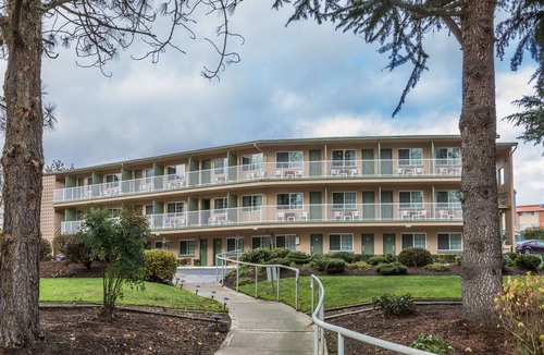 Roseburg Hotel | Riverfront Inn Roseburg