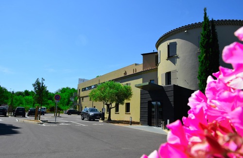 Valence Hotel | Best Western Plus Clos Syrah