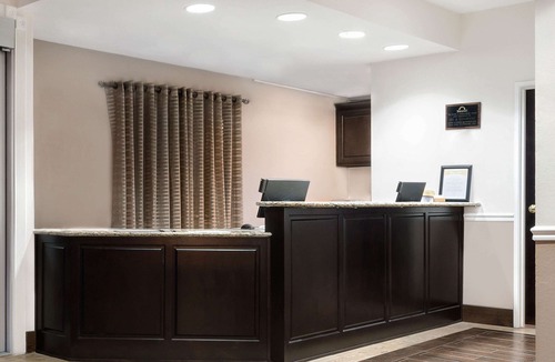 Northwest Dallas Hotel | Days Inn & Suites by Wyndham Dallas
