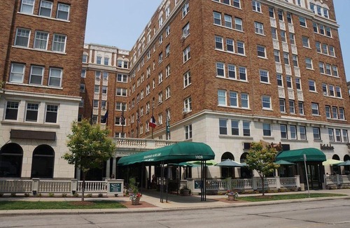 Yankee Hill Hotel | Knickerbocker on The Lake