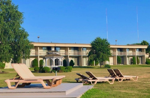 Somerset Hotel | Riverview Inn & Suites