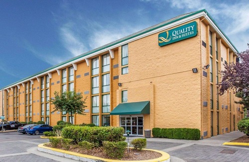 Silver Lake Hotel | Quality Inn & Suites Everett