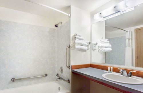 Edmonds Hotel | Travelodge by Wyndham Seattle North/Edmonds