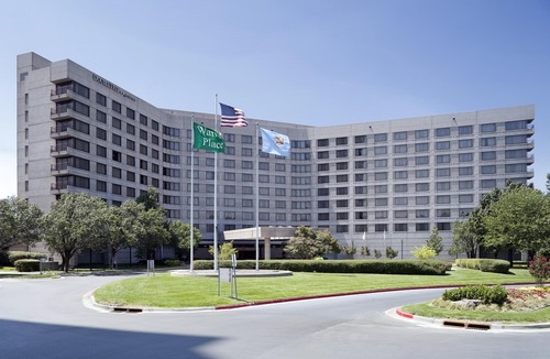 South Tulsa Hotel | DoubleTree by Hilton Tulsa at Warren Place