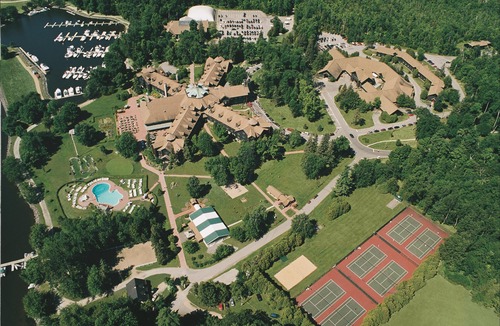 Papineau Regional County Municipality Hotel | Fairmont le Chateau Montebello