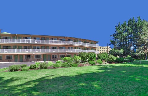 Roseburg Hotel | Riverfront Inn Roseburg