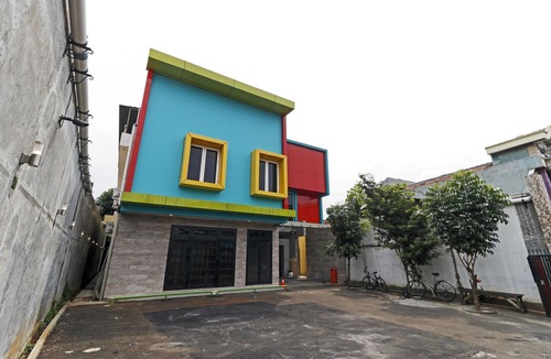 Cawang Hotel | RedDoorz Plus Near Halim Perdanakusuma 2