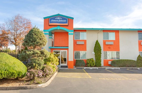 Southeast Salem Hotel | Howard Johnson by Wyndham Salem
