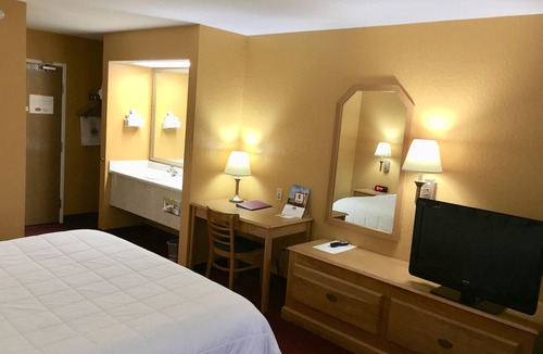 Clinton Hotel | Parkfield Inn - Clinton