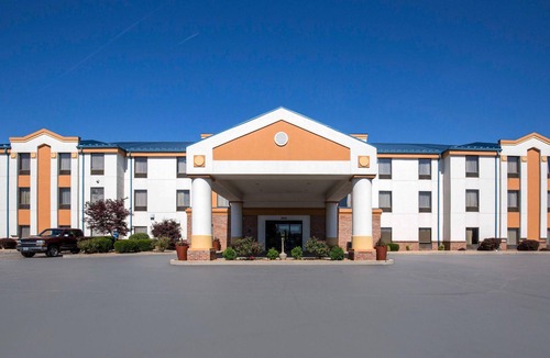Arnold Hotel | Quality Inn & Suites Arnold