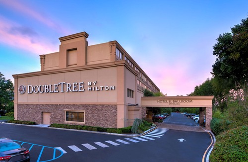 Tinton Falls Hotel | DoubleTree by Hilton Tinton Falls-Eatontown