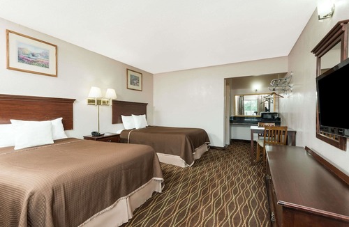 Springfield Hotel | Howard Johnson by Wyndham Springfield
