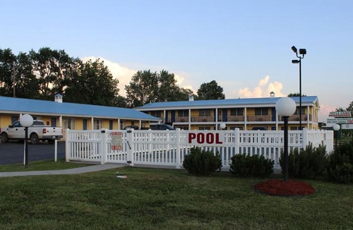 Clinton Hotel | Westbridge Inn and Suites