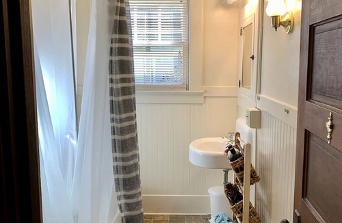 Astoria Apartment | Historic Downtown Riverview Flat, No. 2