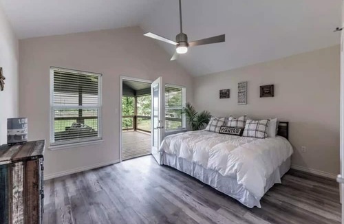 Onalaska House | New built home on Lake Livingston! Long term stays only!