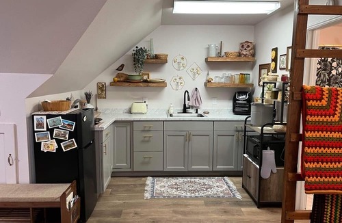 Retsil Apartment | Charming Attached Cottage Loft Studio for Two