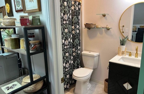 Retsil Apartment | Charming Attached Cottage Loft Studio for Two