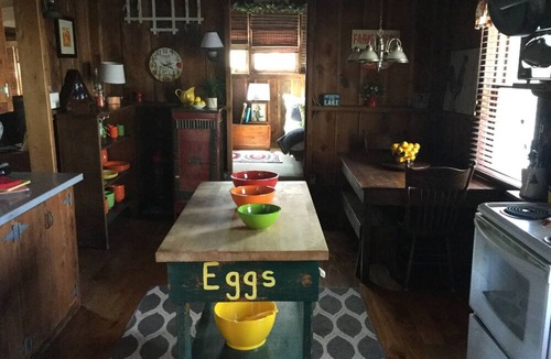 Lynn Cabin | Cozy Lake House retreat with beautiful fall foliage.