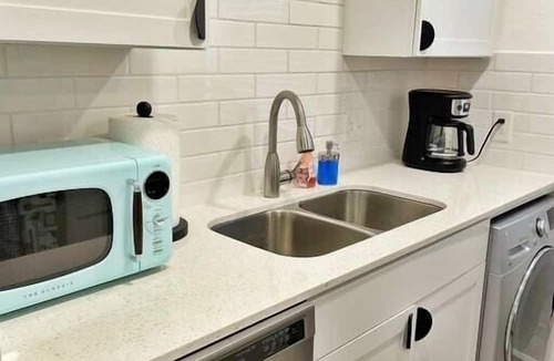 Clarksville Condo | Instagrammable Condo Walkable to All in Austin!