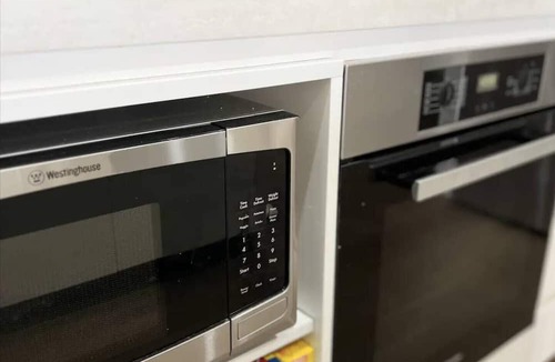 Kogarah Apartment | Modern & Bright~ Walk to Beach ~ Balcony ~ Parking