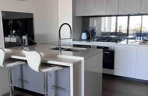 Kogarah Apartment | Modern & Bright~ Walk to Beach ~ Balcony ~ Parking