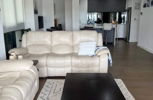 Kogarah Apartment | Modern & Bright~ Walk to Beach ~ Balcony ~ Parking