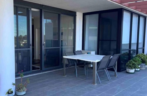 Kogarah Apartment | Modern & Bright~ Walk to Beach ~ Balcony ~ Parking