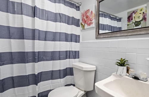 Junius Heights Apartment | Cute 1 Bedroom Bathroom Gem