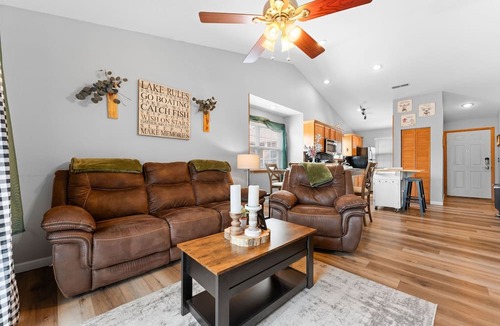 Indian Point Condo | Next to Silver Dollar City - Lakeside Condo