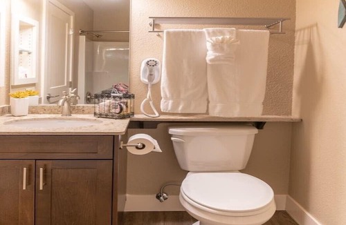 Wapato Point Resort | Wapato Point - Spacious 2 Bedroom W/Full Kitchen & Beach View