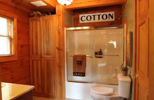 Prairie Du Chien House | Log cabin get- away with Hot Tub!