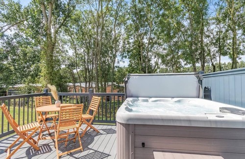 Arnold Cabin | 2 bedroom accommodation in Skirlaugh, Nr Hull