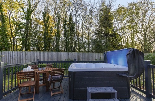 Arnold Cabin | 2 bedroom accommodation in Skirlaugh, Nr Hull