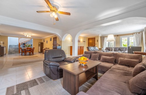 Quesada Villa | 'Villa Azul' with Private Pool, Wi-Fi and Air Conditioning