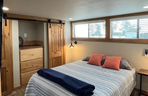 Kerens Cabin | Lakefront tiny home with master, loft and pullout couch