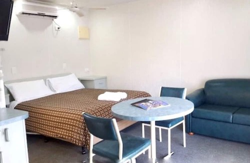 Alexandra Cabin | Alexandra Parklife. Studio 4