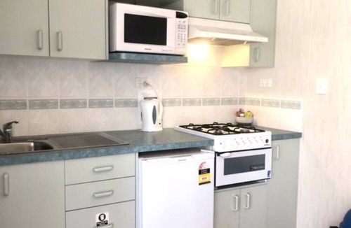 Alexandra Cabin | Alexandra Parklife. Studio 4