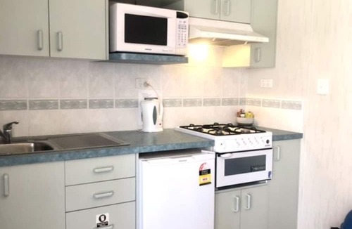 Alexandra Cabin | Alexandra Parklife. Studio 5